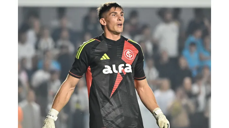 SP - SANTOS - 23/07/2025 - BRASILEIRO A 2025, SANTOS X INTERNACIONAL - Rochet jogador do Internacional durante partida contra o Santos no estadio Vila Belmiro pelo campeonato Brasileiro A 2025. Foto: Jota Erre/AGIF