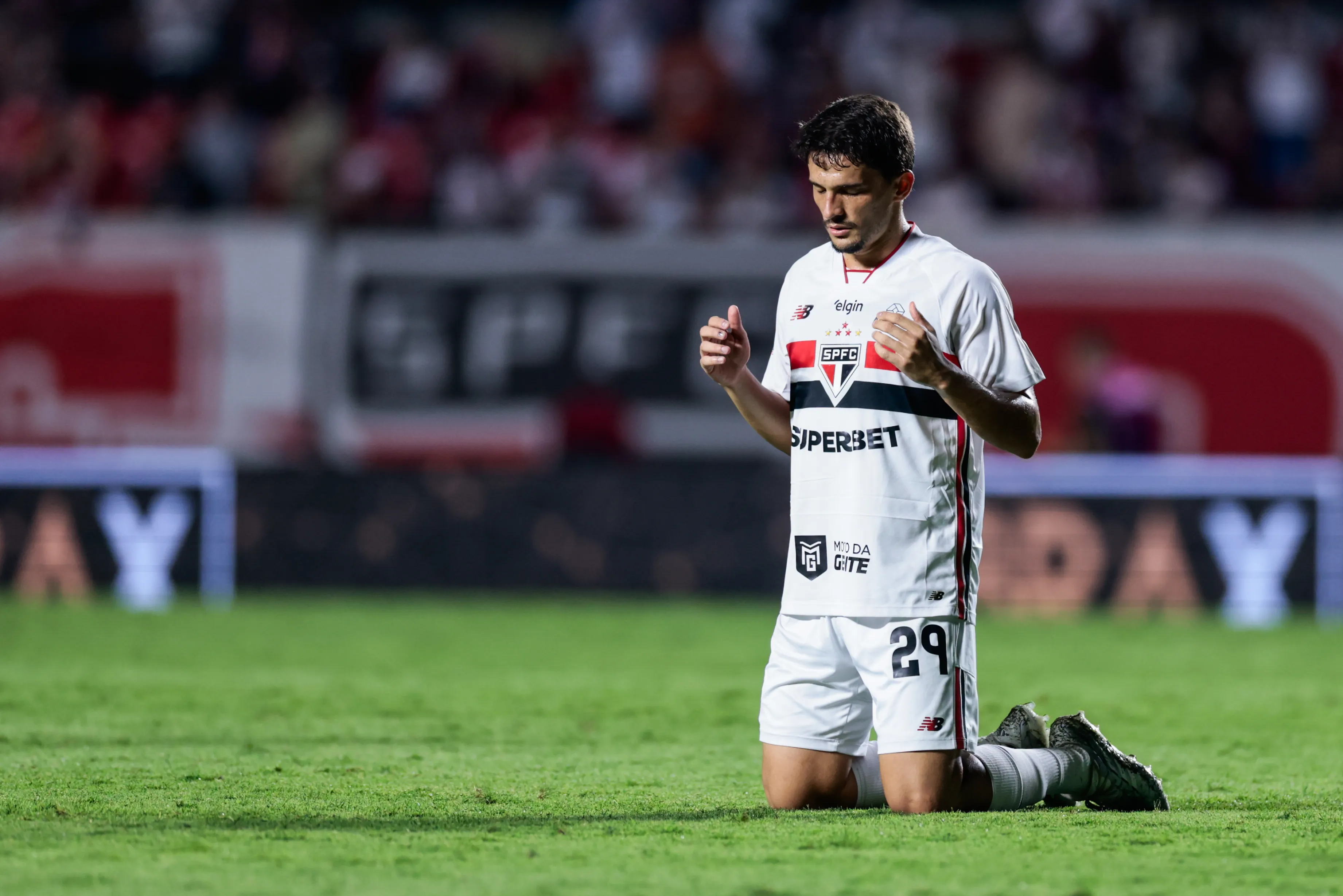 SP – SAO PAULO – 04/04/2026 – BRASILEIRO A 2026, SAO PAULO X CRUZEIRO – Pablo Maia jogador do Sao Paulo comemora vitoria ao final da partida contra o Cruzeiro no estadio Morumbi pelo campeonato Brasileiro A 2026. Foto: Marcello Zambrana/AGIF