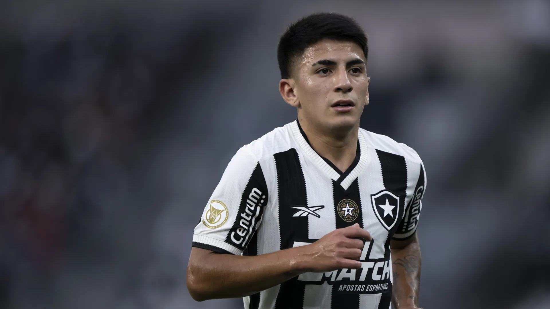 Thiago Almada jogador do Botafogo durante partida contra o Cuiabá no estádio Engenhão pelo campeonato Brasileiro A 2024. Foto: Jorge Rodrigues/AGIF