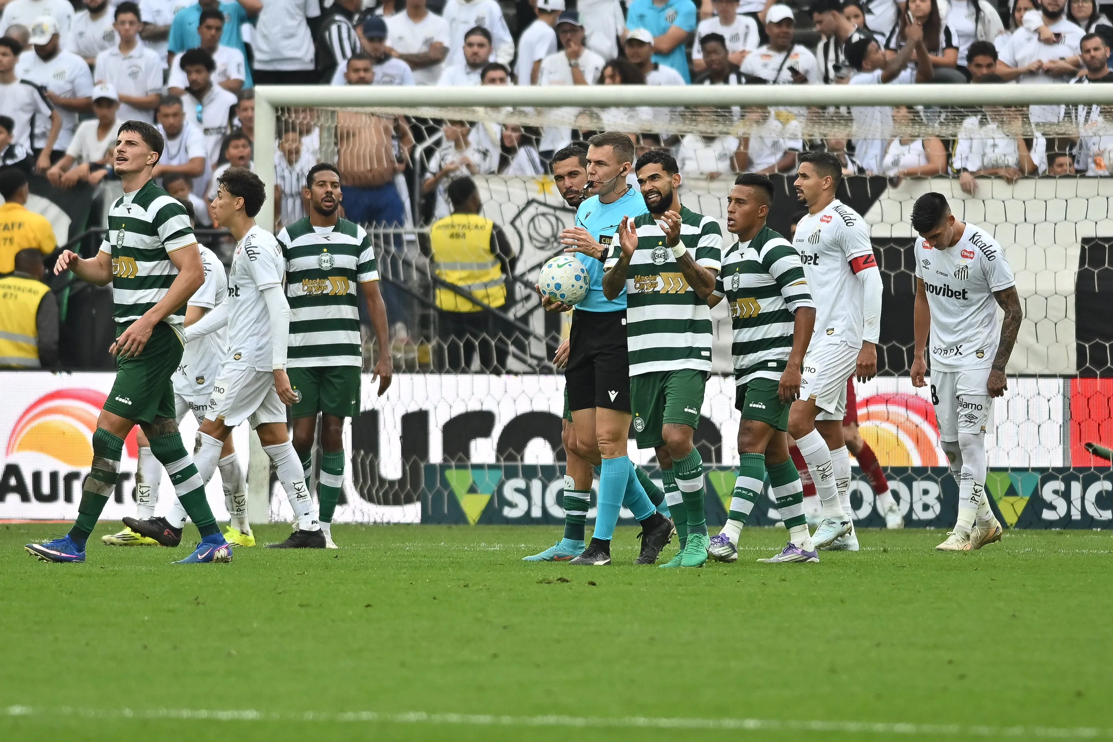 SP – SAO PAULO – 17/05/2026 – BRASILEIRO A 2026, SANTOS X CORITIBA – Jogadores do Coritiba comemoram vitoria ao final da partida contra o Santos no estadio Arena Corinthians pelo campeonato Brasileiro A 2026. Foto: Jota Erre/AGIF