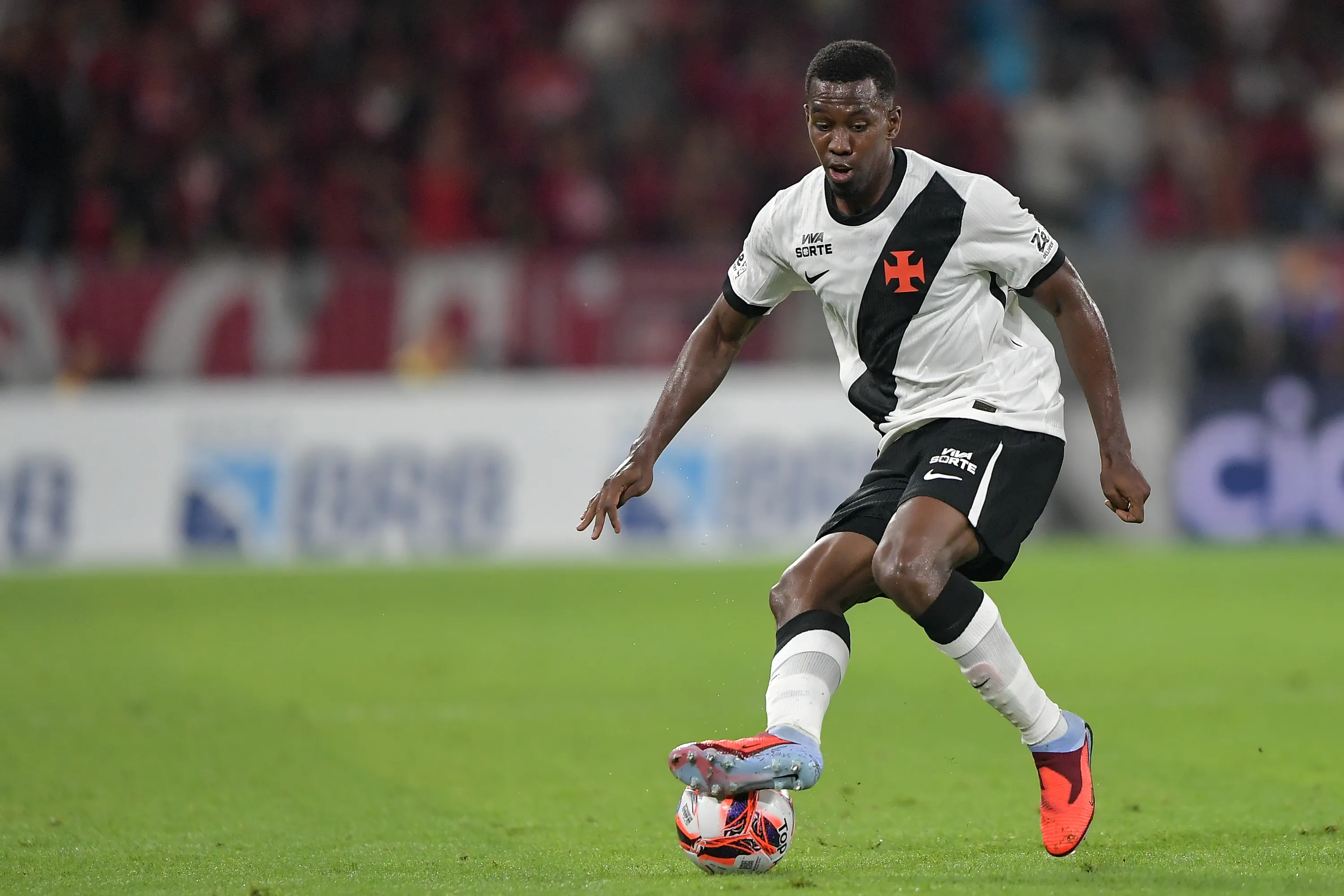 Cuesta jogador do Vasco durante partida contra o Flamengo no estadio Maracana pelo campeonato Carioca 2026. Foto: Thiago Ribeiro/AGIF