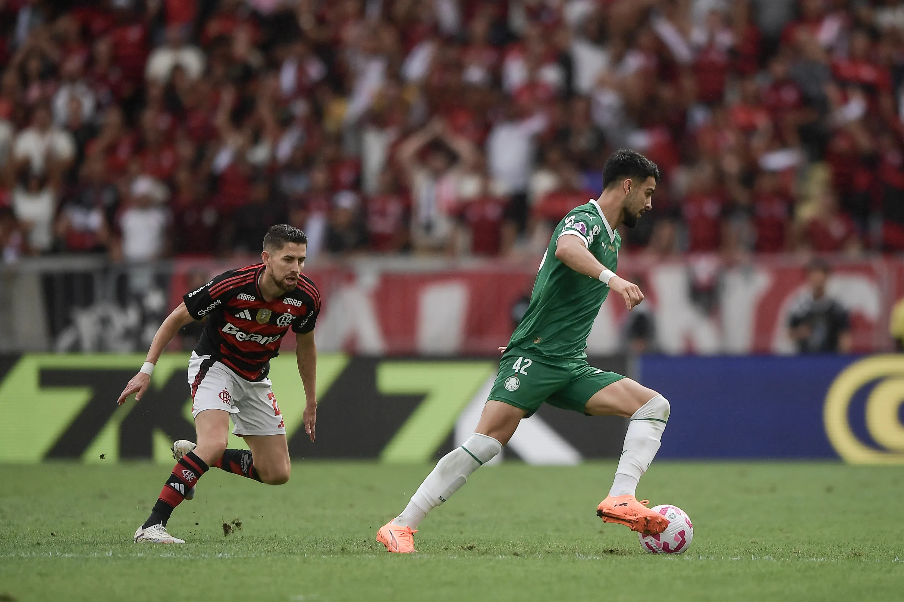 Flaco Lopez jogador do Palmeiras durante partida contra o Flamengo no estadio Maracana pelo campeonato Brasileiro A 2025. Foto: Thiago Ribeiro/AGIF