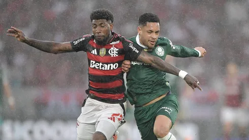 Emerson Royal jogador do Flamengo disputa lance com Vitor Roque jogador do Palmeiras durante partida no estadio Maracana pelo campeonato Brasileiro A 2025. Foto: Thiago Ribeiro/AGIF