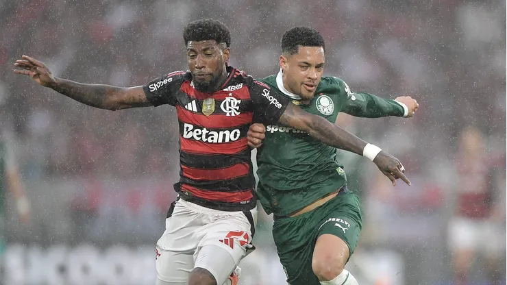 Emerson Royal jogador do Flamengo disputa lance com Vitor Roque jogador do Palmeiras durante partida no estadio Maracana pelo campeonato Brasileiro A 2025. Foto: Thiago Ribeiro/AGIF