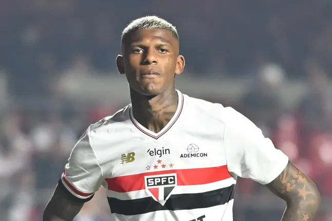 Arboleda durante partida contra o Ceará no Campeonato Brasileiro de 2025. Foto: Jota Erre/AGIF