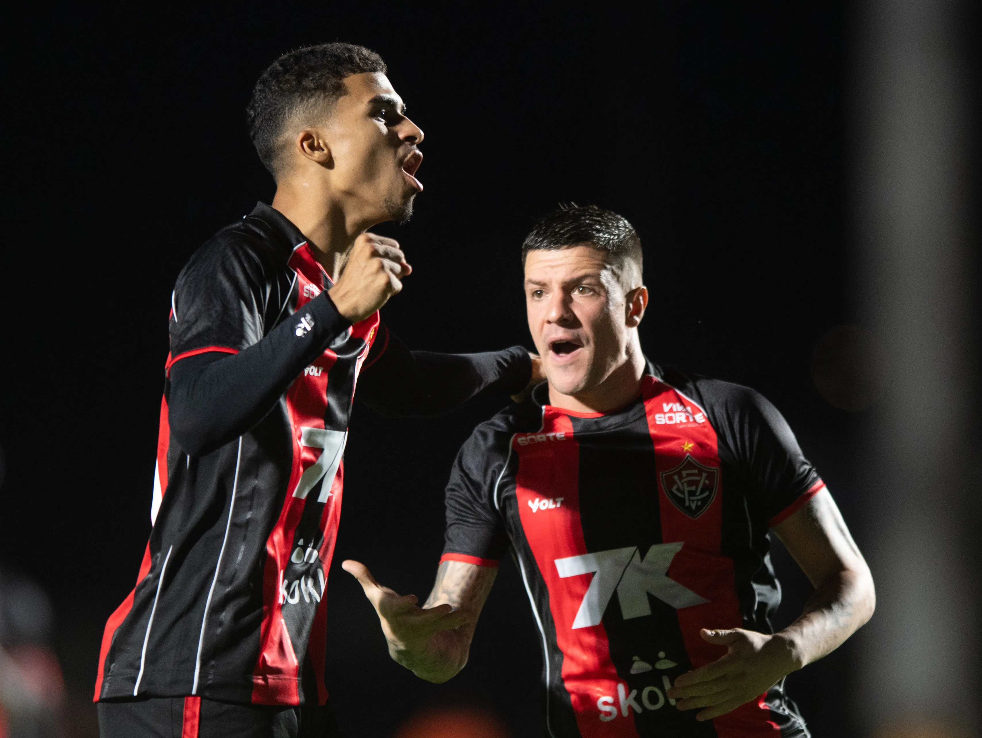 BA – SALVADOR – 20/05/2026 – COPA DO NORDESTE 2026, VITORIA X ABC – Rene jogador do Vitoria comemora seu gol com Kayzer jogador da sua equipe durante partida contra o ABC no estadio Barradao pelo campeonato Copa Do Nordeste 2026. Foto: Jhony Pinho/AGIF