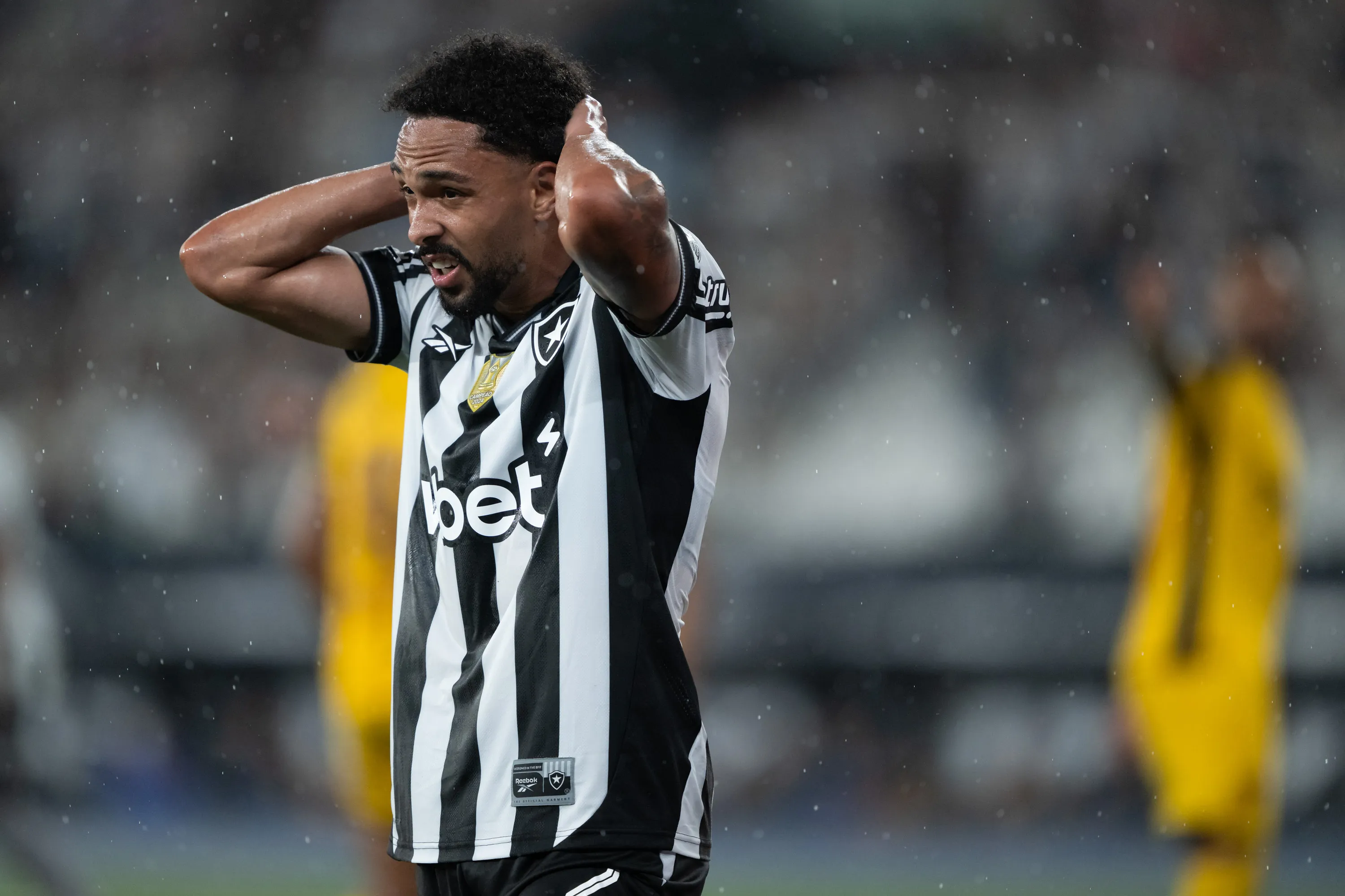 Vitinho jogador do Botafogo lamenta durante partida contra o Sport no estadio Engenhao pelo campeonato Brasileiro A 2025. Foto: Jorge Rodrigues/AGIF