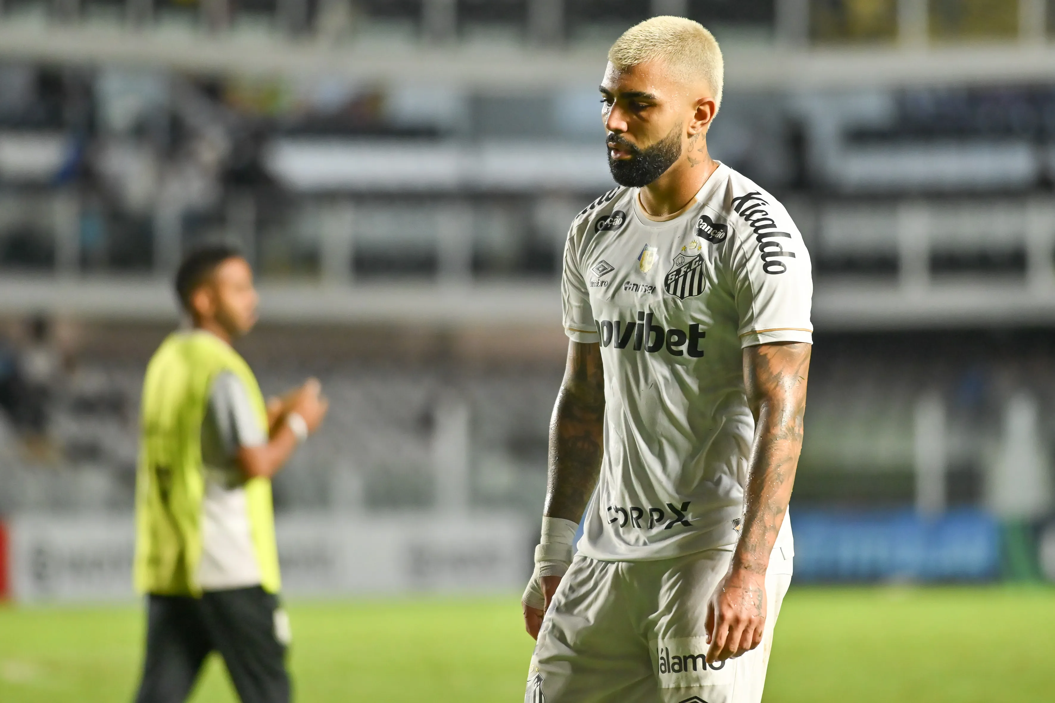 SP – SANTOS – 20/05/2026 – COPA SUL-AMERICANA 2026, SANTOS X SAN LORENZO – Gabigol jogador do Santos deixa o campo apos partida contra o San Lorenzo no estadio Vila Belmiro pelo campeonato Copa Sul-Americana 2026. Foto: Jota Erre/AGIF