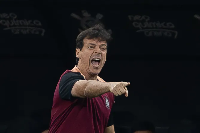 SP – SAO PAULO – 14/05/2026 – COPA DO BRASIL 2026, CORINTHIANS X BARRA – Fernando Diniz Silva tecnico do Corinthians durante partida contra o Barra no estadio Arena Corinthians pelo campeonato Copa Do Brasil 2026. Foto: Joisel Amaral/AGIF