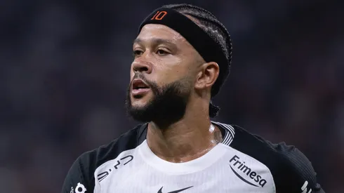 Memphis Depay durante confronto contra o Coritiba no Brasileirão de 2026.