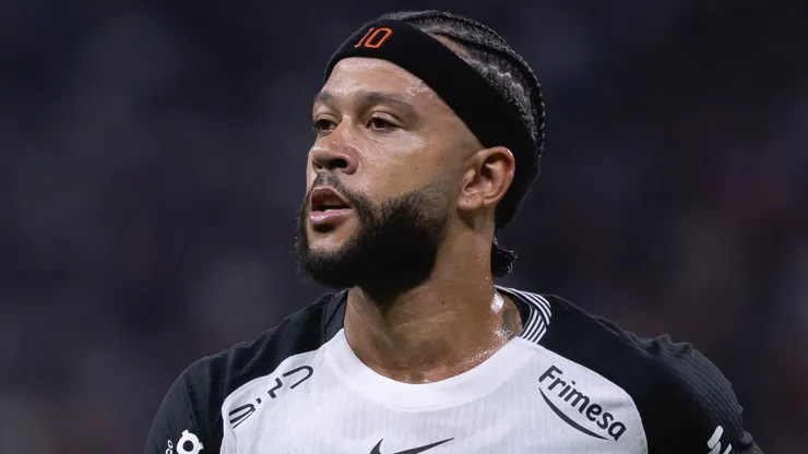 Memphis Depay durante confronto contra o Coritiba no Brasileirão de 2026.
