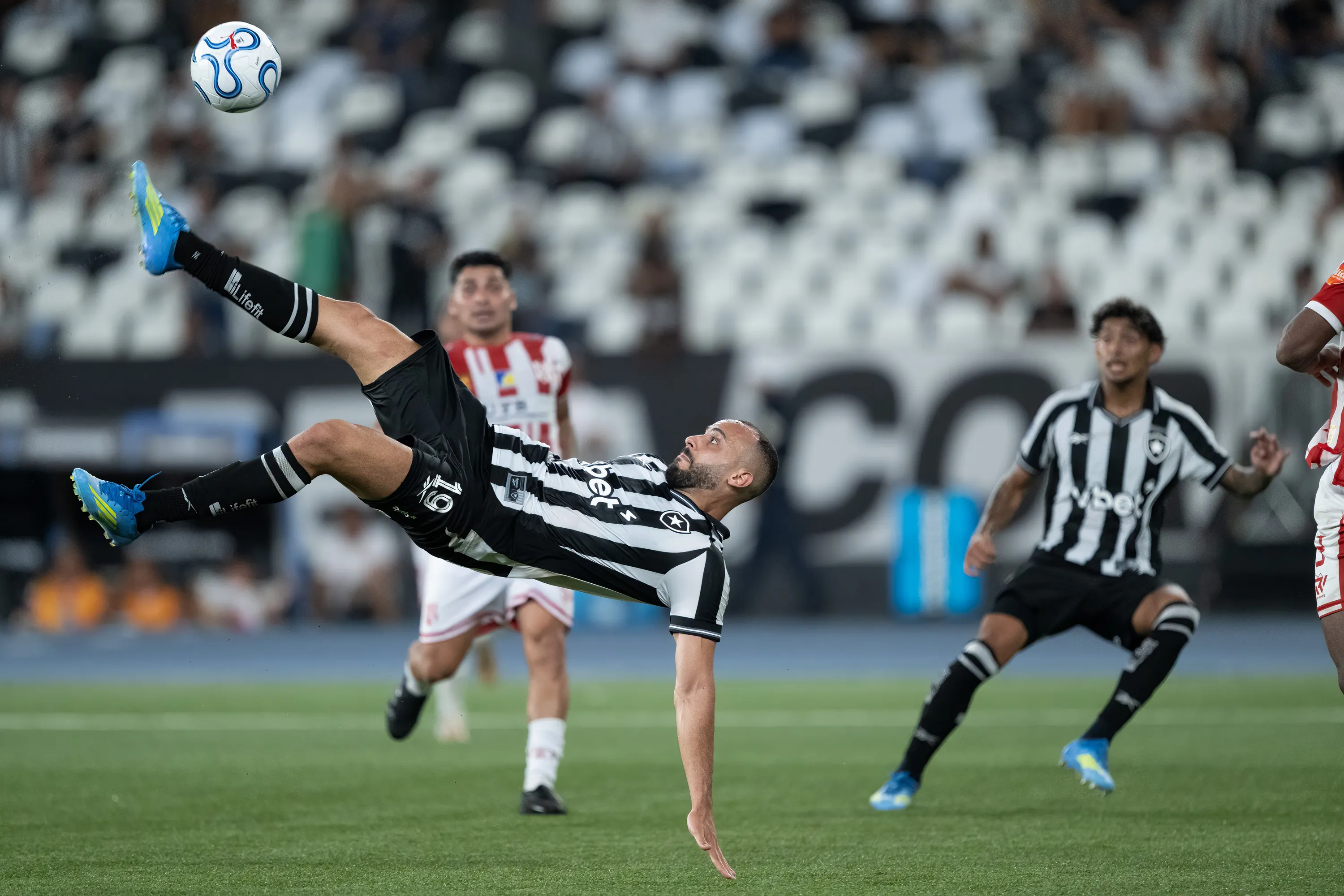 RJ – RIO DE JANEIRO – 28/04/2026 – COPA SUL-AMERICANA 2026, BOTAFOGO X INDEPENDIENTE PETROLERO – Arthur Cabral jogador do Botafogo durante partida contra o Independiente Petrolero no estadio Engenhao pelo campeonato Copa Sul-Americana 2026. Foto: Jorge Rodrigues/AGIF