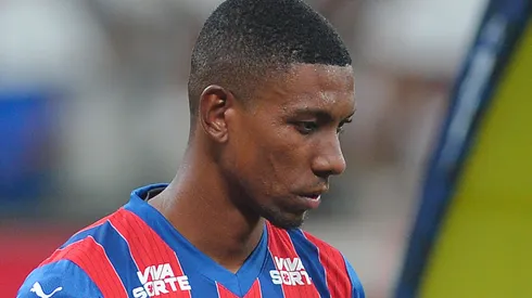 Kanu, jogador do Bahia durante execucao do hino nacional antes da partida contra o Sport no estadio Fonte Nova pelo campeonato Brasileiro A 2025. Foto: Walmir Cirne/AGIF