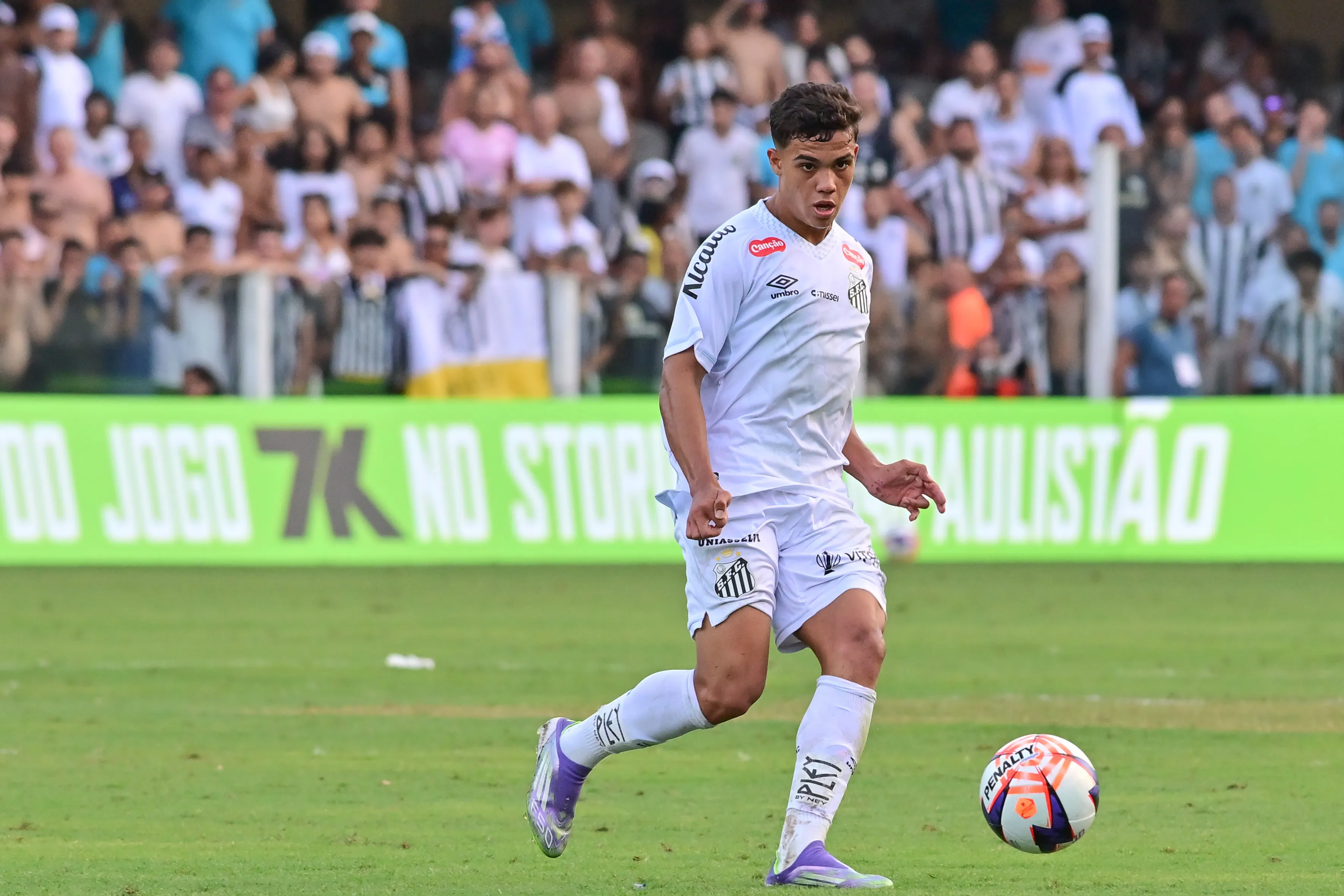 Gustavo Henrique jogador do Santos durante partida contra o Novorizontino no estadio Vila Belmiro pelo campeonato Paulista 2026. Foto: Jota Erre/AGIF