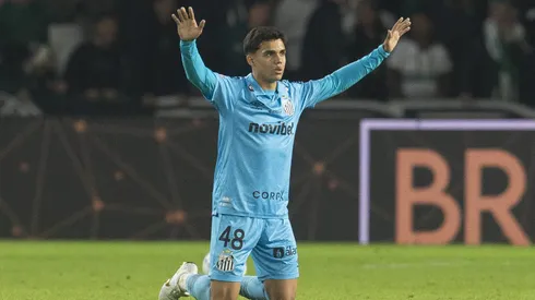 Gustavo Henrique jogador do Santos comemora vitoria no final da partida contra o Coritiba no estadio Couto Pereira pelo campeonato Copa Do Brasil 2026. Foto: Hedeson Alves/AGIF