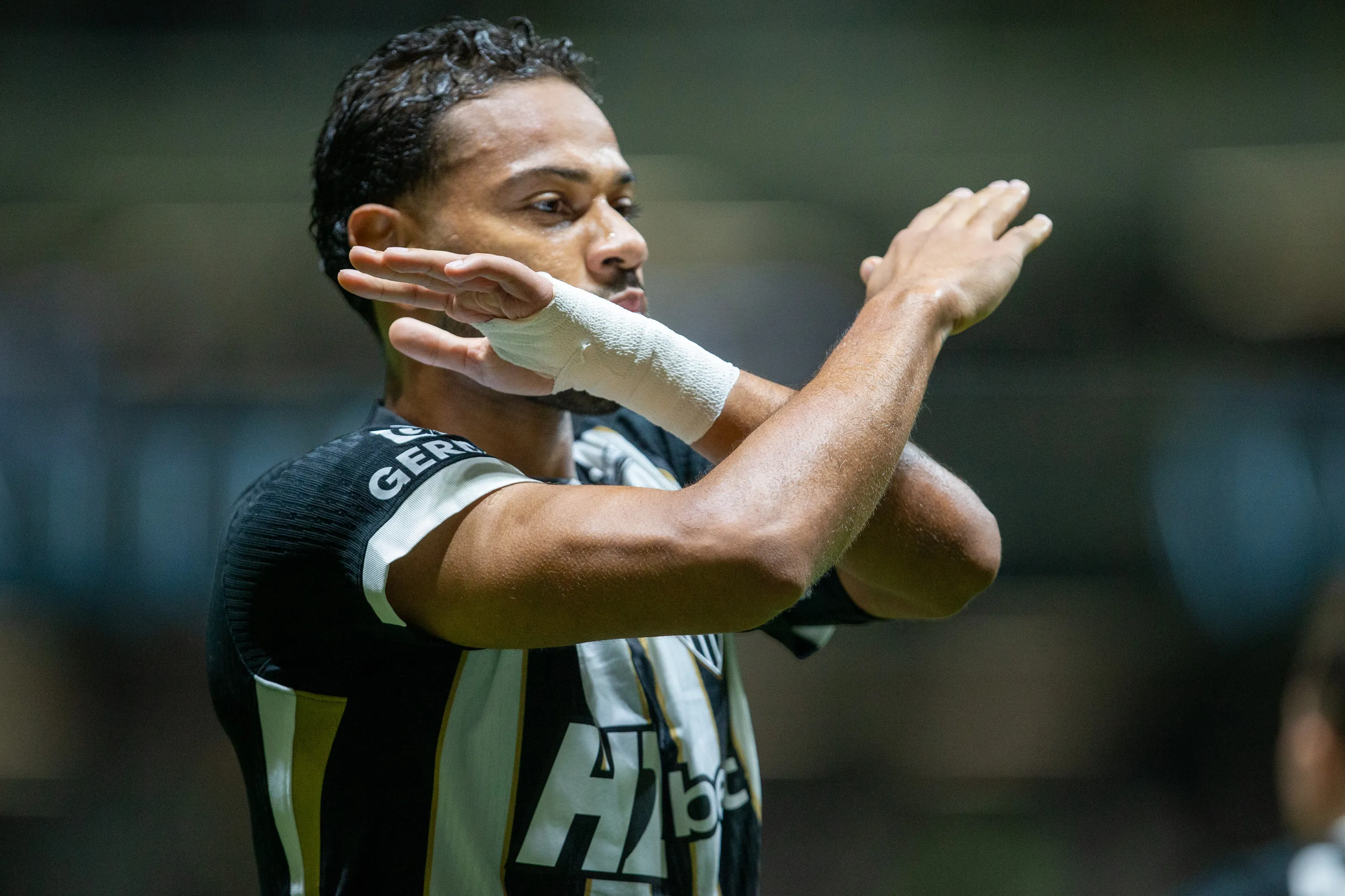 MG – BELO HORIZONTE – 21/05/2026 – COPA SUL-AMERICANA 2026, ATLETICO X CIENCIANO -Renan Lodi jogador do Atletico comemora seu gol durante partida contra o Cienciano no estadio Arena MRV pelo campeonato Copa Sul-Americana 2026. Foto: Fernando Moreno/AGIF