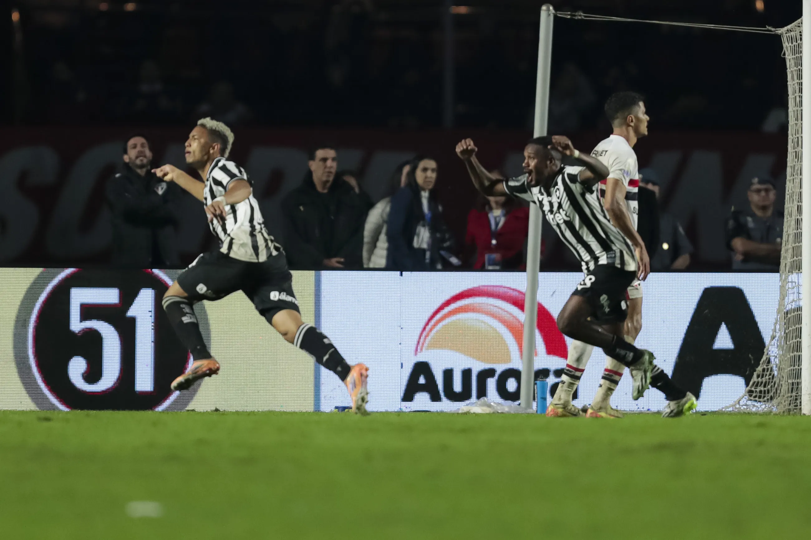 Barrera jogador do Botafogo comemora seu gol durante partida contra o Sao Paulo no estadio Morumbi pelo campeonato Brasileiro A 2026. Foto: Marco Miatelo/AGIF