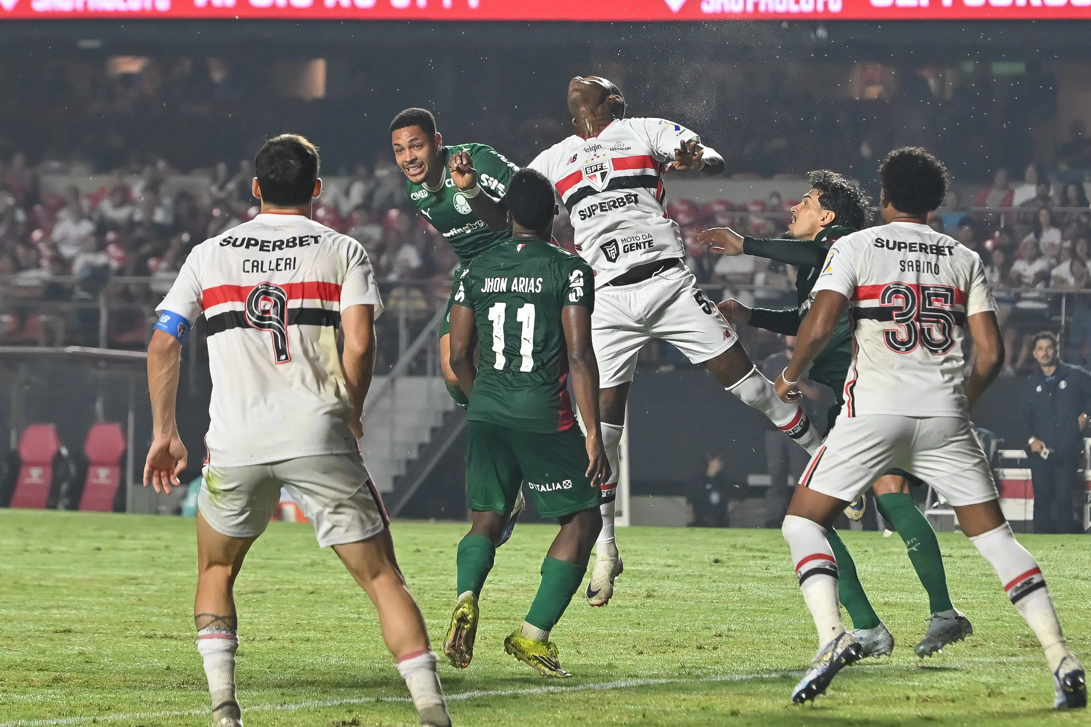 SP – SAO PAULO – 21/03/2026 – BRASILEIRO A 2026, SAO PAULO X PALMEIRAS – Arboleda jogador do Sao Paulo disputa lance com Vitor Roque jogador do Palmeiras durante partida no estadio Morumbi pelo campeonato Brasileiro A 2026. Foto: Jota Erre/AGIF