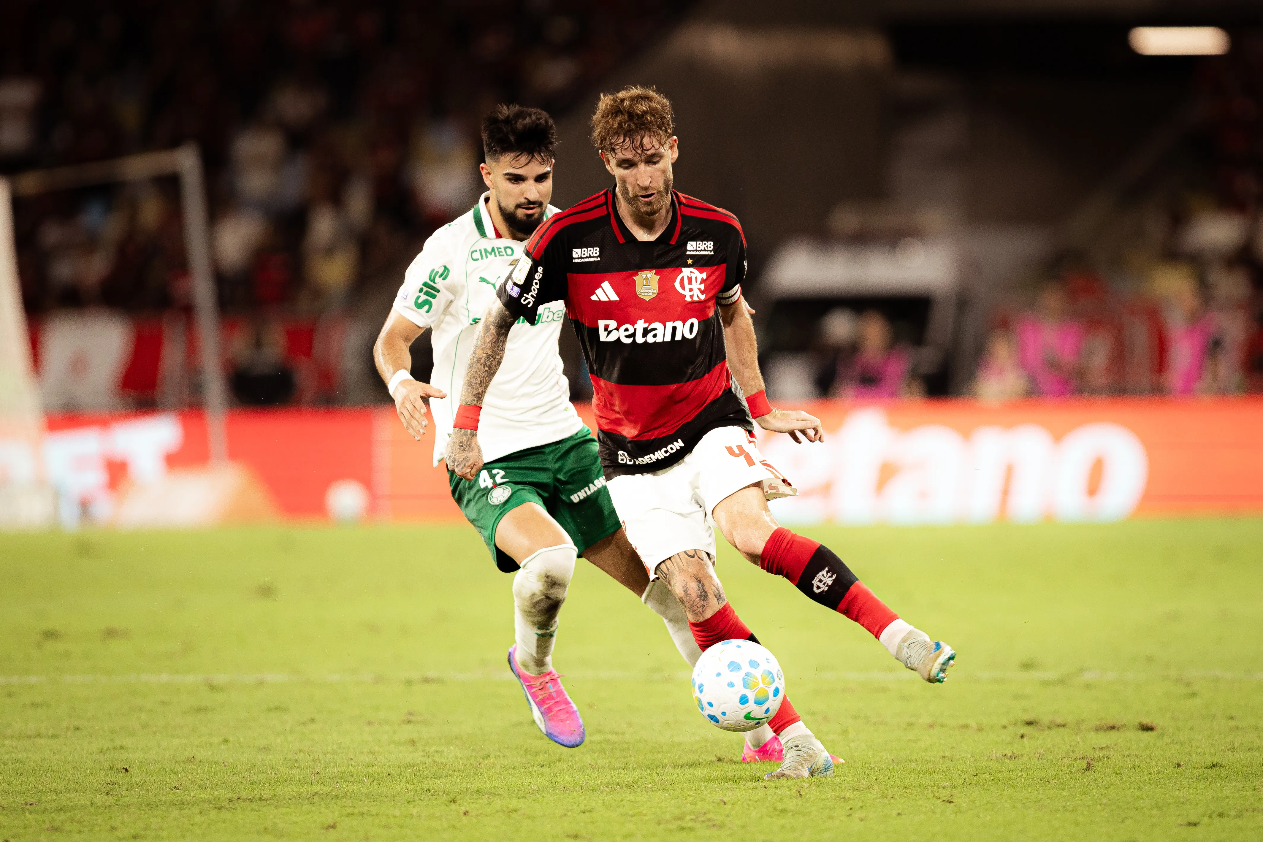 Leo Pereira jogador do Flamengo durante partida contra o Palmeiras no estadio Maracana pelo campeonato Brasileiro A 2026. Foto: Isabela Azine/AGIF