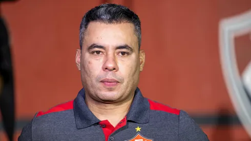 Jair Ventura técnico do Vitoria durante partida contra o ABC no estádio Barradão pelo campeonato Copa Do Nordeste 2026. Foto: Márcio José/AGIF