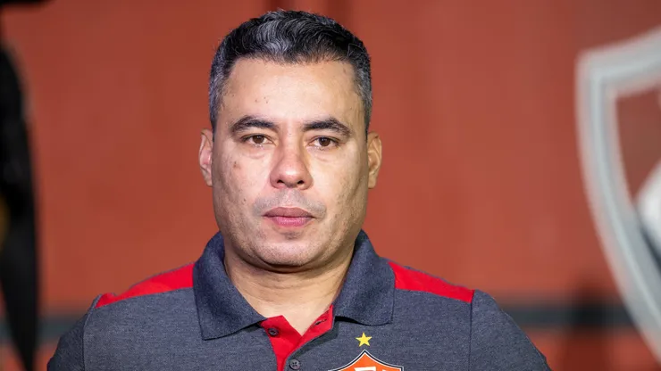 Jair Ventura técnico do Vitoria durante partida contra o ABC no estádio Barradão pelo campeonato Copa Do Nordeste 2026. Foto: Márcio José/AGIF