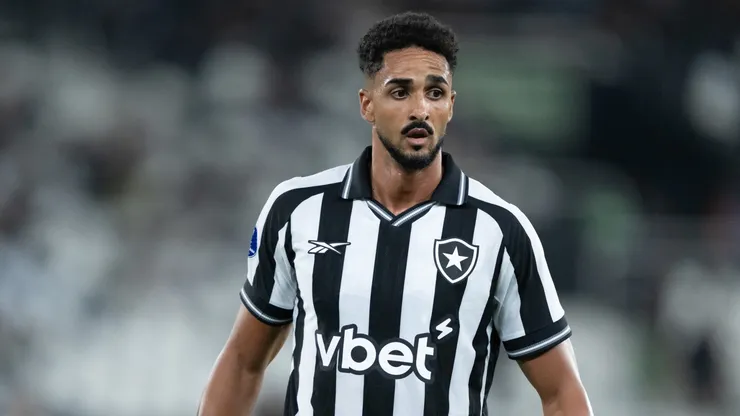 Chris Ramos jogador do Botafogo durante partida contra o Independiente Petrolero no estádio Engenhão pelo campeonato Copa Sul-Americana 2026. Foto: Jorge Rodrigues/AGIF