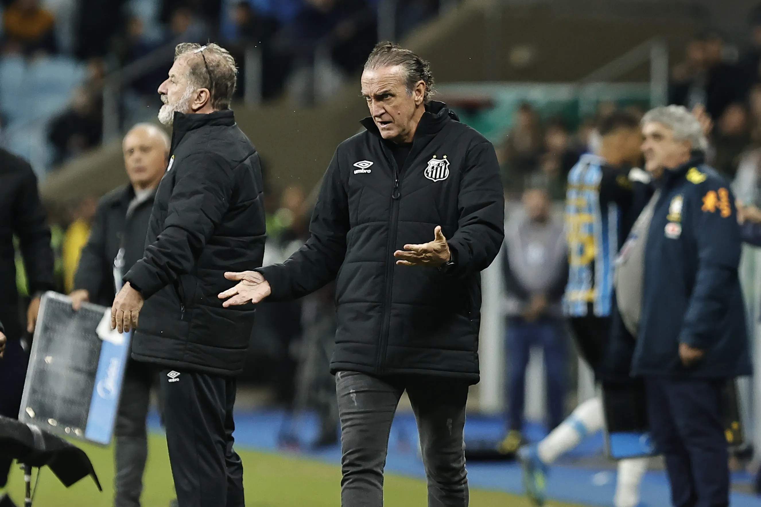 RS – PORTO ALEGRE – 23/05/2026 – BRASILEIRO A 2026, GREMIO X SANTOS – Cuca tecnico do Santos durante partida contra o Gremio no estadio Arena do Gremio pelo campeonato Brasileiro A 2026. Foto: Roberto Vinicius/AGIF