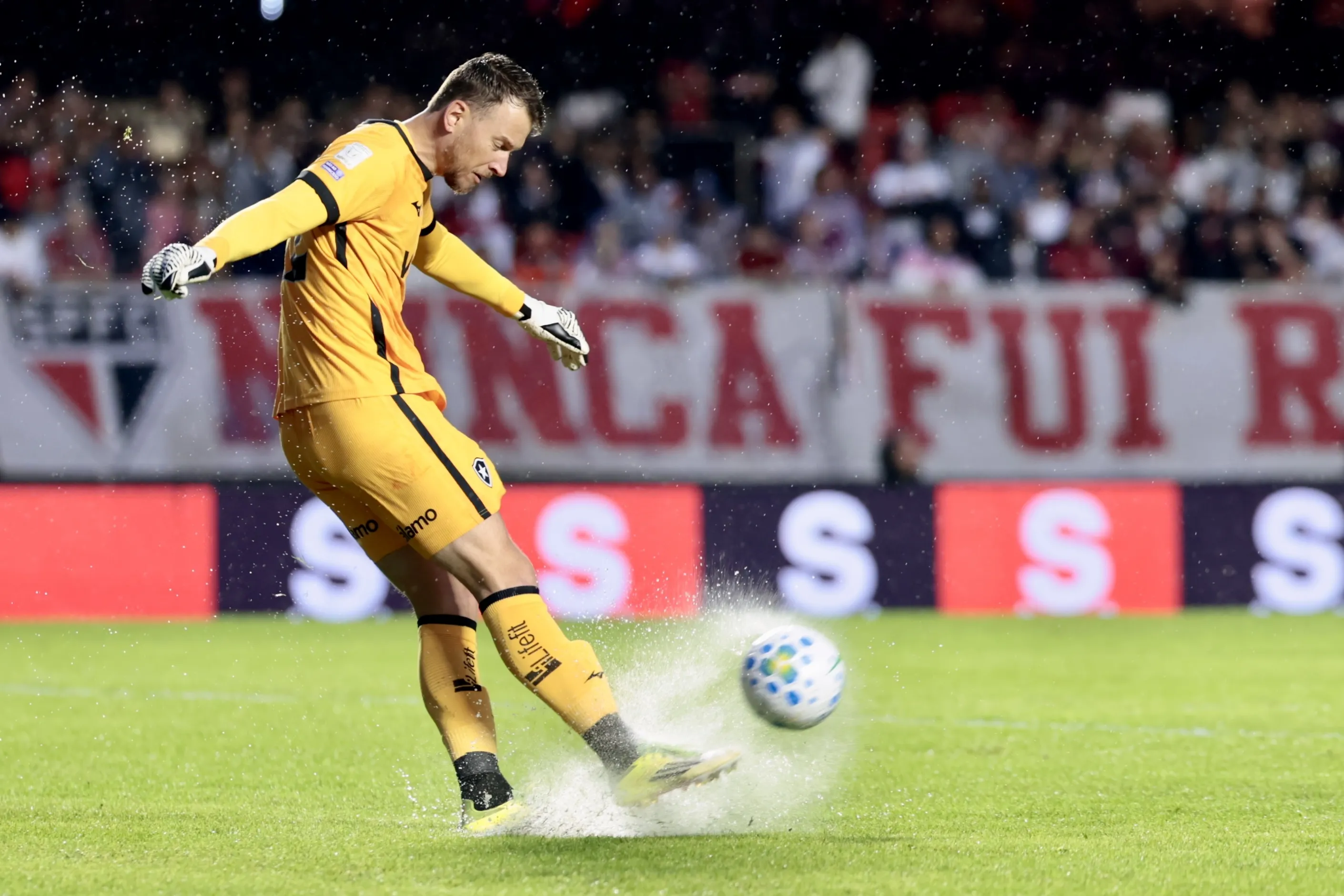 Neto goleiro do Botafogo durante partida contra o Sao Paulo no estadio Morumbi pelo campeonato Brasileiro A 2026. Foto: Marcello Zambrana/AGIF