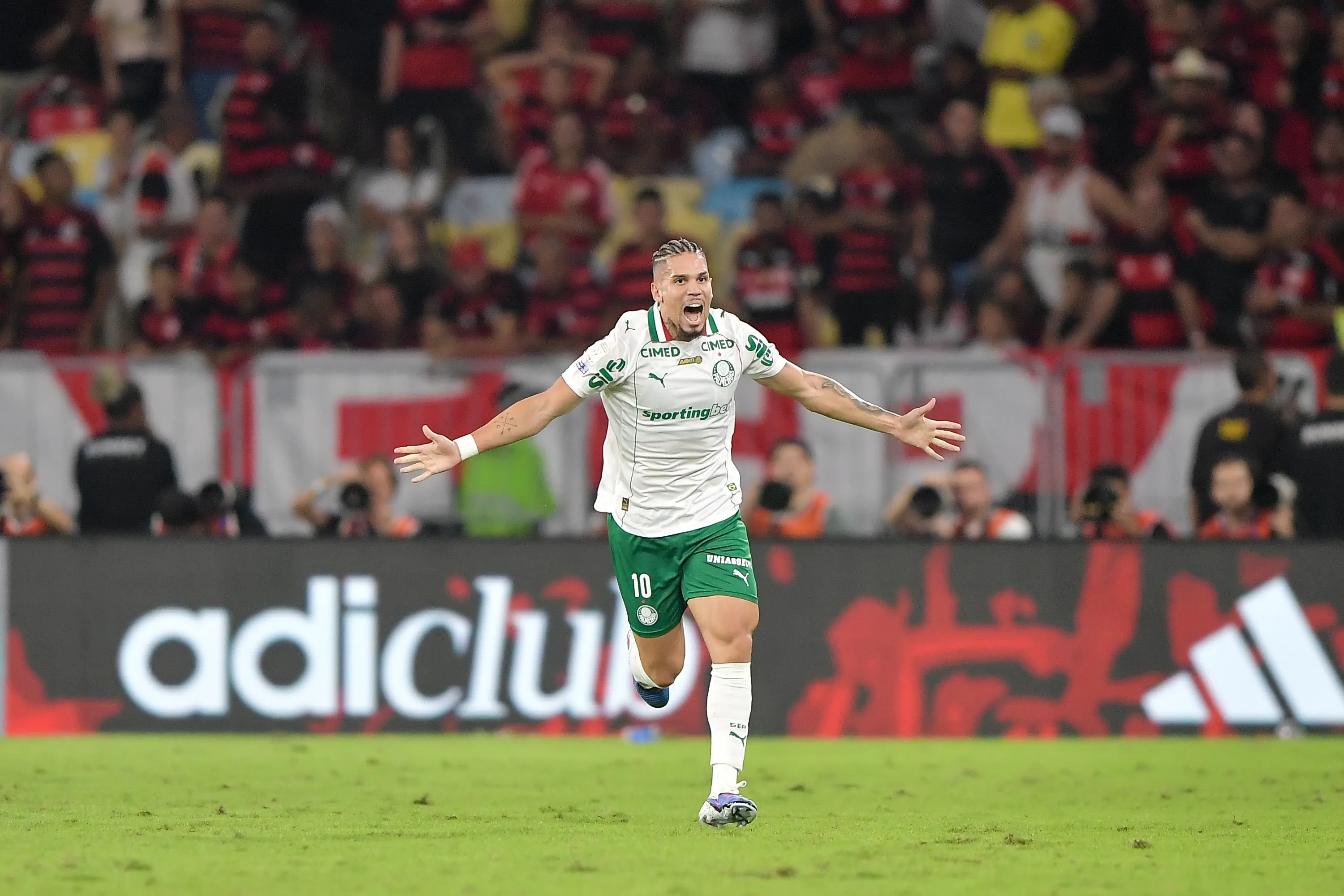 RJ – RIO DE JANEIRO – 23/05/2026 – BRASILEIRO A 2026, FLAMENGO X PALMEIRAS – Paulinho jogador do Palmeiras comemora seu gol durante partida contra o Flamengo no estadio Maracana pelo campeonato Brasileiro A 2026. Foto: Thiago Ribeiro/AGIF