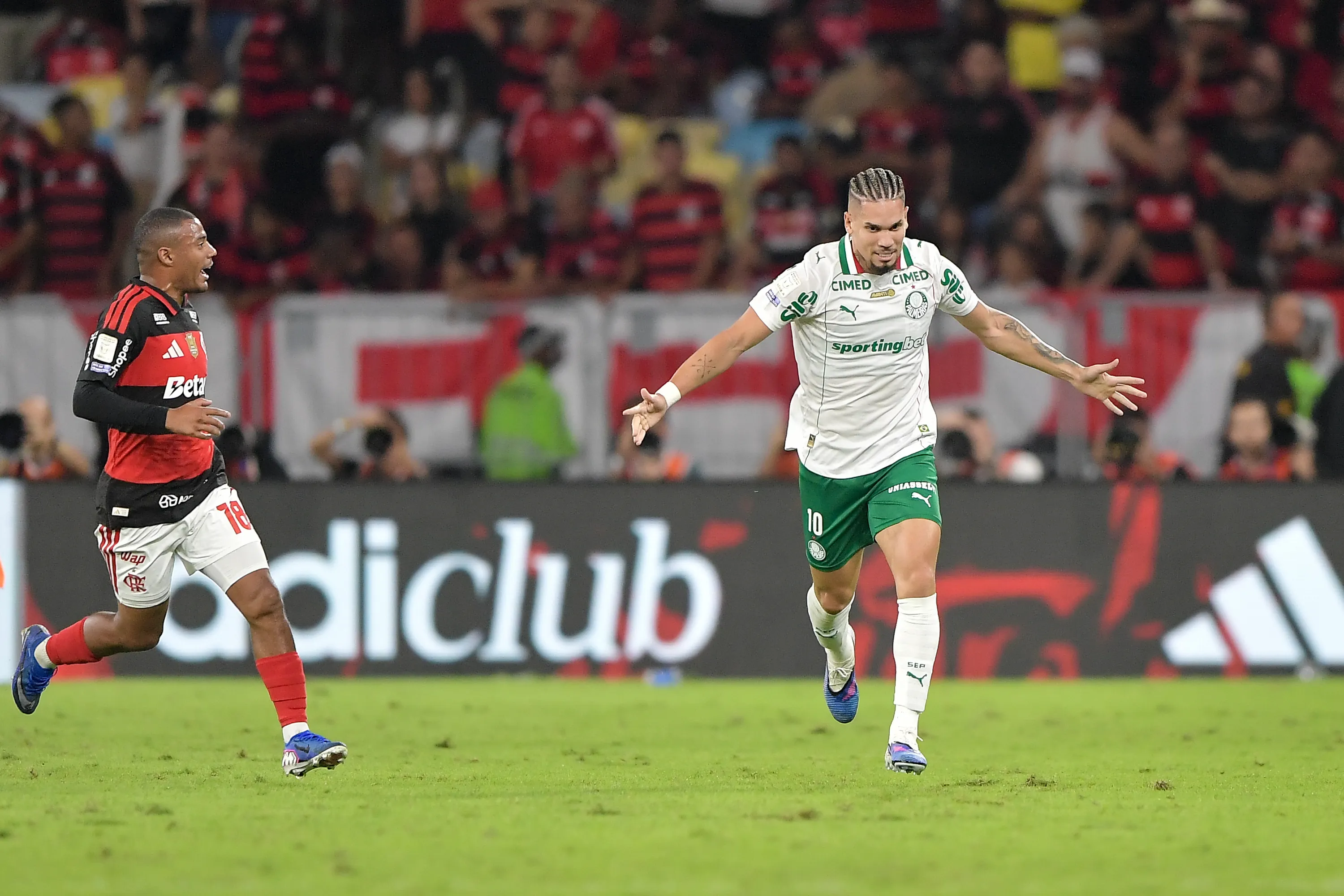 Paulinho jogador do Palmeiras comemora seu gol durante partida contra o Flamengo no estadio Maracana pelo campeonato Brasileiro A 2026. Foto: Thiago Ribeiro/AGIF
