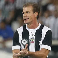Túlio Maravilha rasga elogios para Alex Telles, do Botafogo