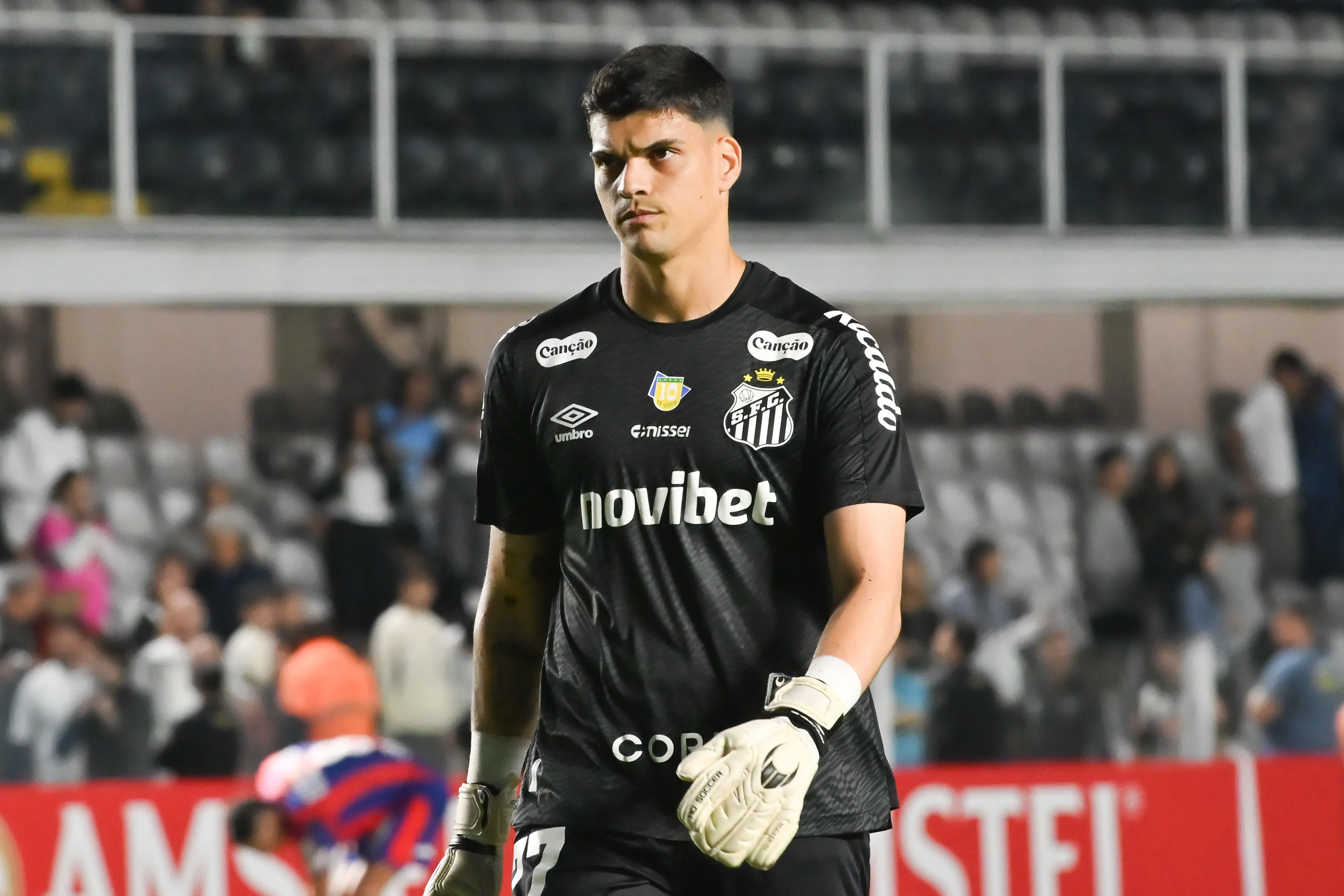 Gabriel Brazao jogador do Santos deixa o campo apos partida contra o San Lorenzo no estadio Vila Belmiro pelo campeonato Copa Sul-Americana 2026. Foto: Jota Erre/AGIF