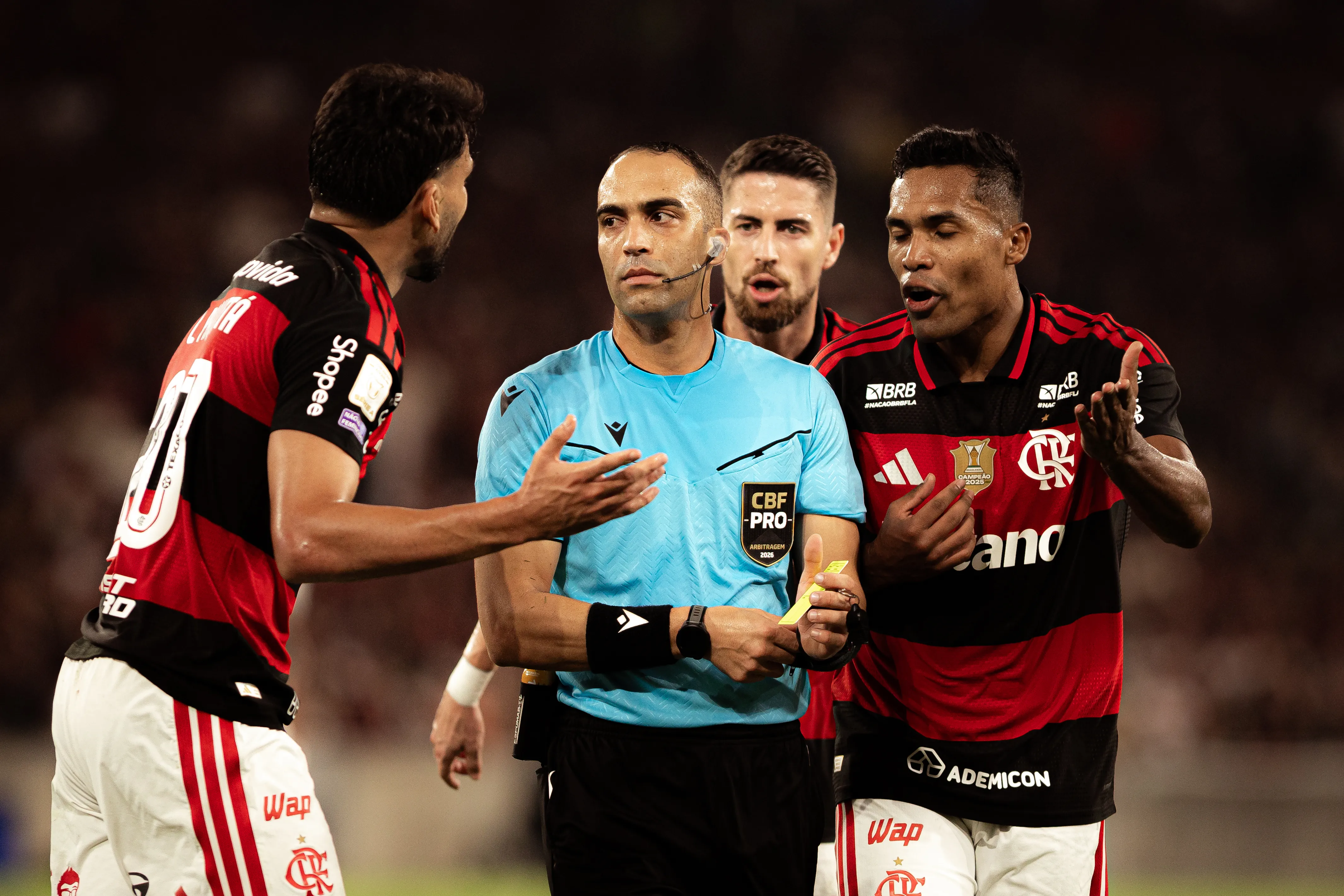 O arbitro Davi Lacerda durante partida entre Flamengo e Palmeiras no estadio Maracana pelo campeonato Brasileiro A 2026. Foto: Isabela Azine/AGIF