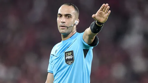 O arbitro Davi de Oliveira Lacerda durante partida entre Flamengo e Palmeiras no estadio Maracana pelo campeonato Brasileiro A 2026. Foto: Thiago Ribeiro/AGIF