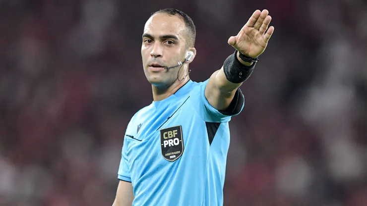 O arbitro Davi de Oliveira Lacerda durante partida entre Flamengo e Palmeiras no estadio Maracana pelo campeonato Brasileiro A 2026. Foto: Thiago Ribeiro/AGIF