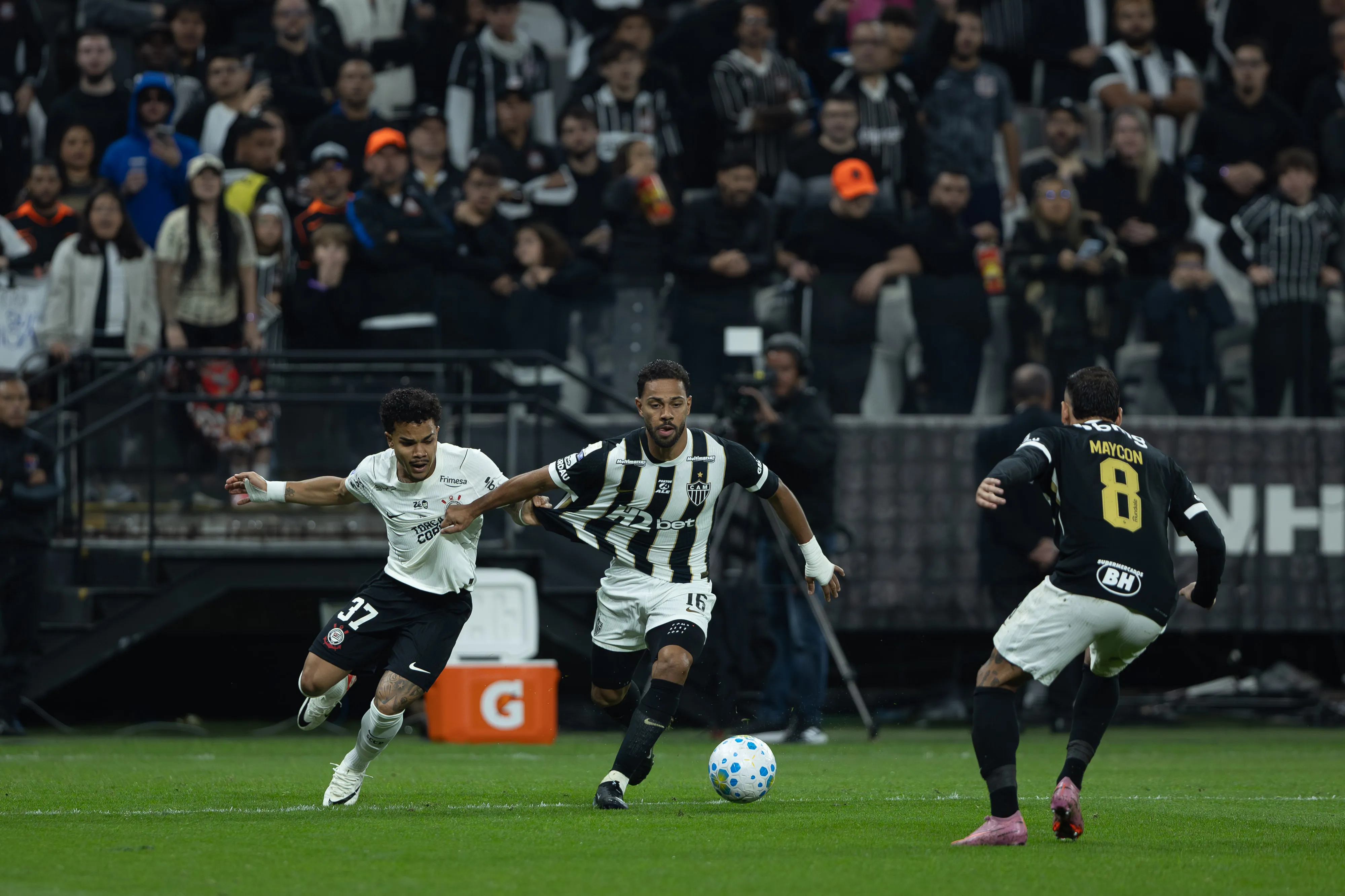 Kaio Cesar jogador do Corinthians disputa lance com Renan Lodi jogador do Atletico-MG durante partida no estadio Arena Corinthians pelo campeonato Brasileiro A 2026. Foto: Joisel Amaral/AGIF