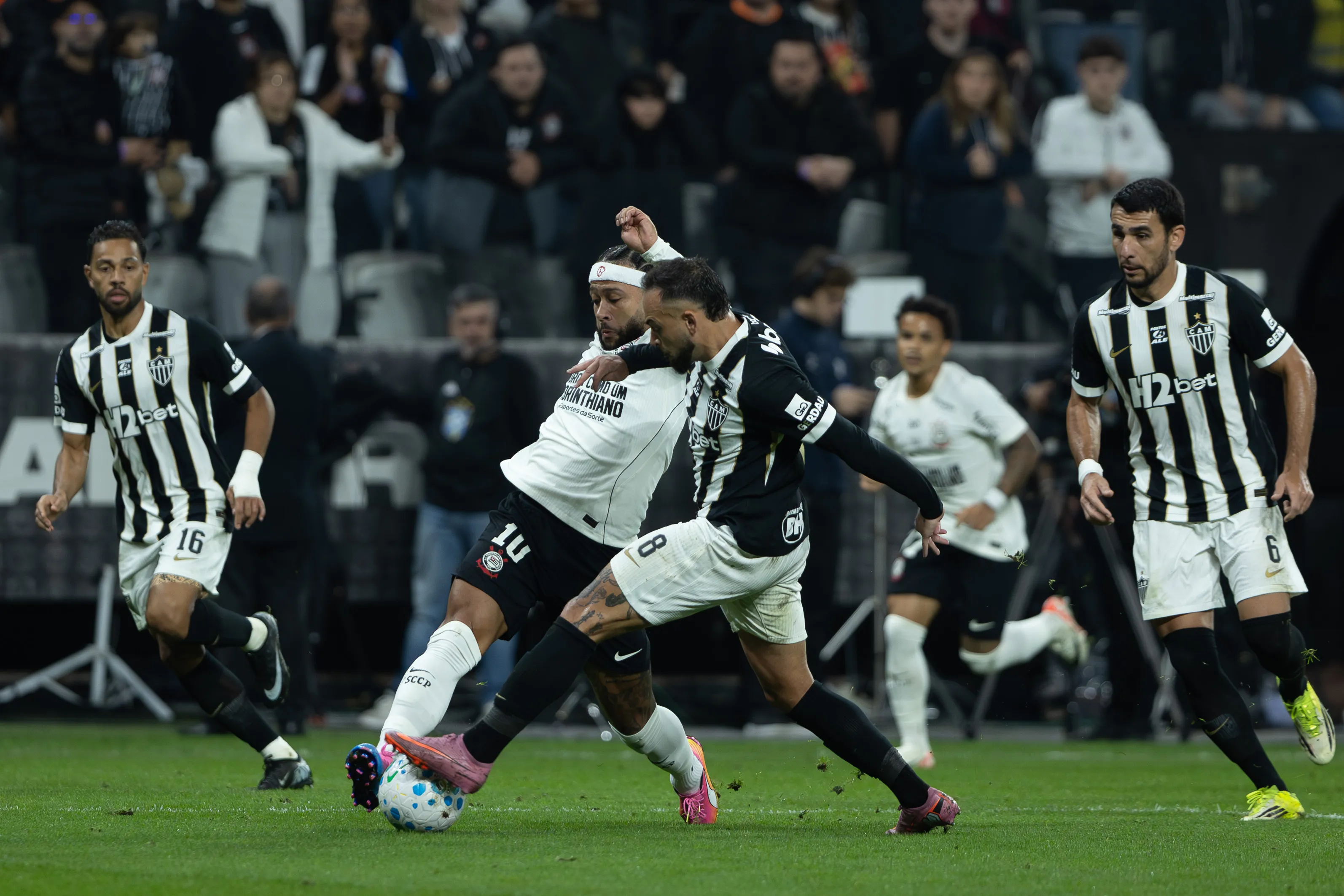 SP – SAO PAULO – 24/05/2026 – BRASILEIRO A 2026, CORINTHIANS X ATLETICO-MG – Memphis Depay jogador do Corinthians lamenta durante partida contra o Atletico-MG no estadio Arena Corinthians pelo campeonato Brasileiro A 2026. Foto: Joisel Amaral/AGIF