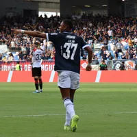 Jajá é expulso após gesto obsceno em Remo x Athletico-PR