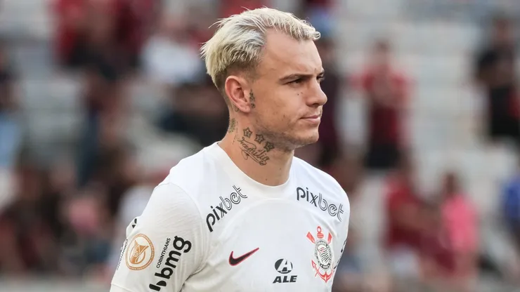 Roger Guedes jogador do Corinthians durante execucao do hino nacional antes da partida contra o Athletico-PR no estadio Arena da Baixada pelo campeonato BRASILEIRO A 2023.
