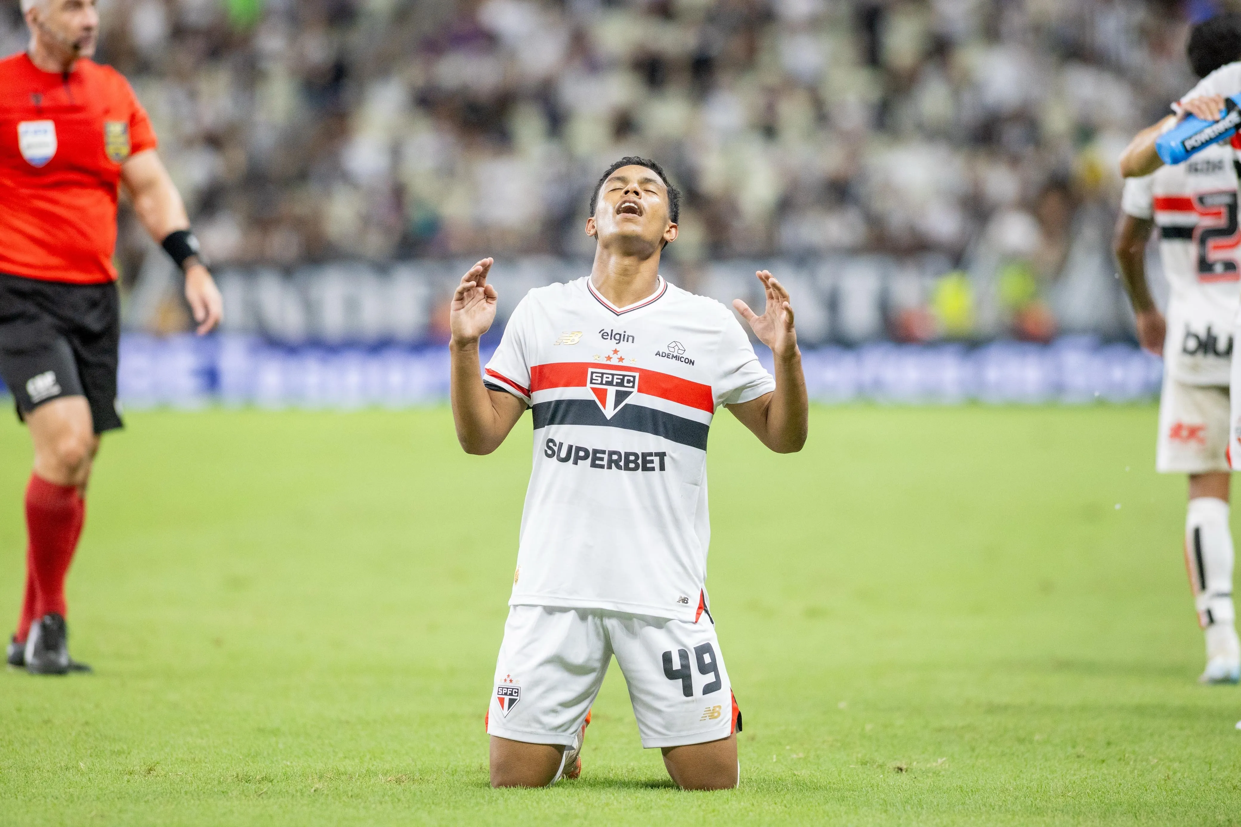 Ryan Francisco comemora seu gol durante partida contra o Ceará na Arena Castelão pelo Campeonato Brasileiro 2025. Foto: Baggio Rodrigues/AGIF.