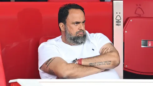 Evangelos Marinakis, proprietário do Nottingham Forest, observa a partida da Premier League entre Nottingham Forest FC e AFC Bournemouth no City Ground, em 17 de agosto de 2024, em Nottingham, Inglaterra. (Foto de Michael Regan/Getty Images)