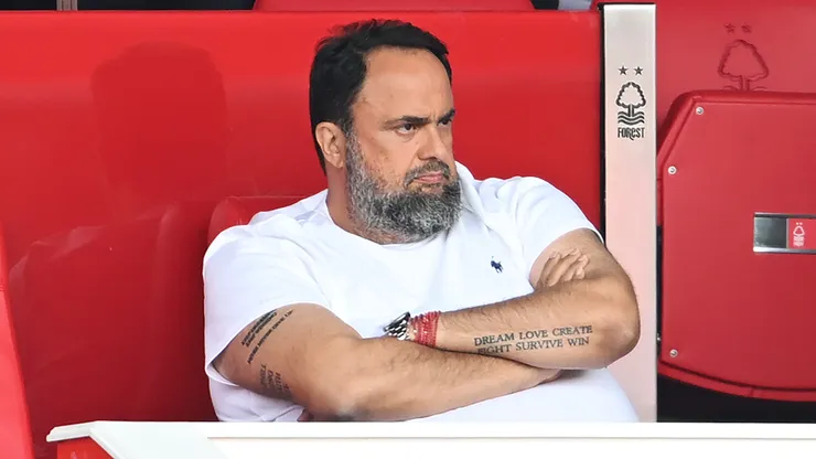 Evangelos Marinakis, proprietário do Nottingham Forest, observa a partida da Premier League entre Nottingham Forest FC e AFC Bournemouth no City Ground, em 17 de agosto de 2024, em Nottingham, Inglaterra. (Foto de Michael Regan/Getty Images)