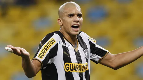 Dória durante confronto entre Botafogo e Criciúma no Brasileirão de 2014.