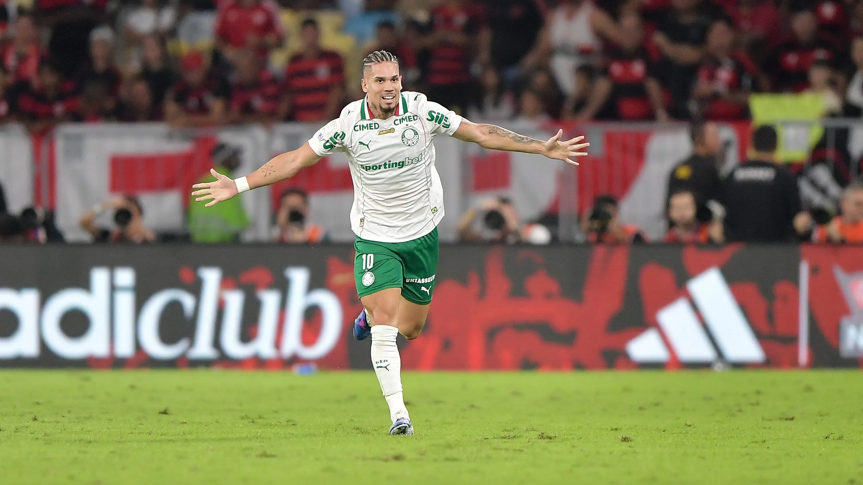 Paulinho em duelo pelo Palmeiras. Foto: Thiago Ribeiro/AGIF