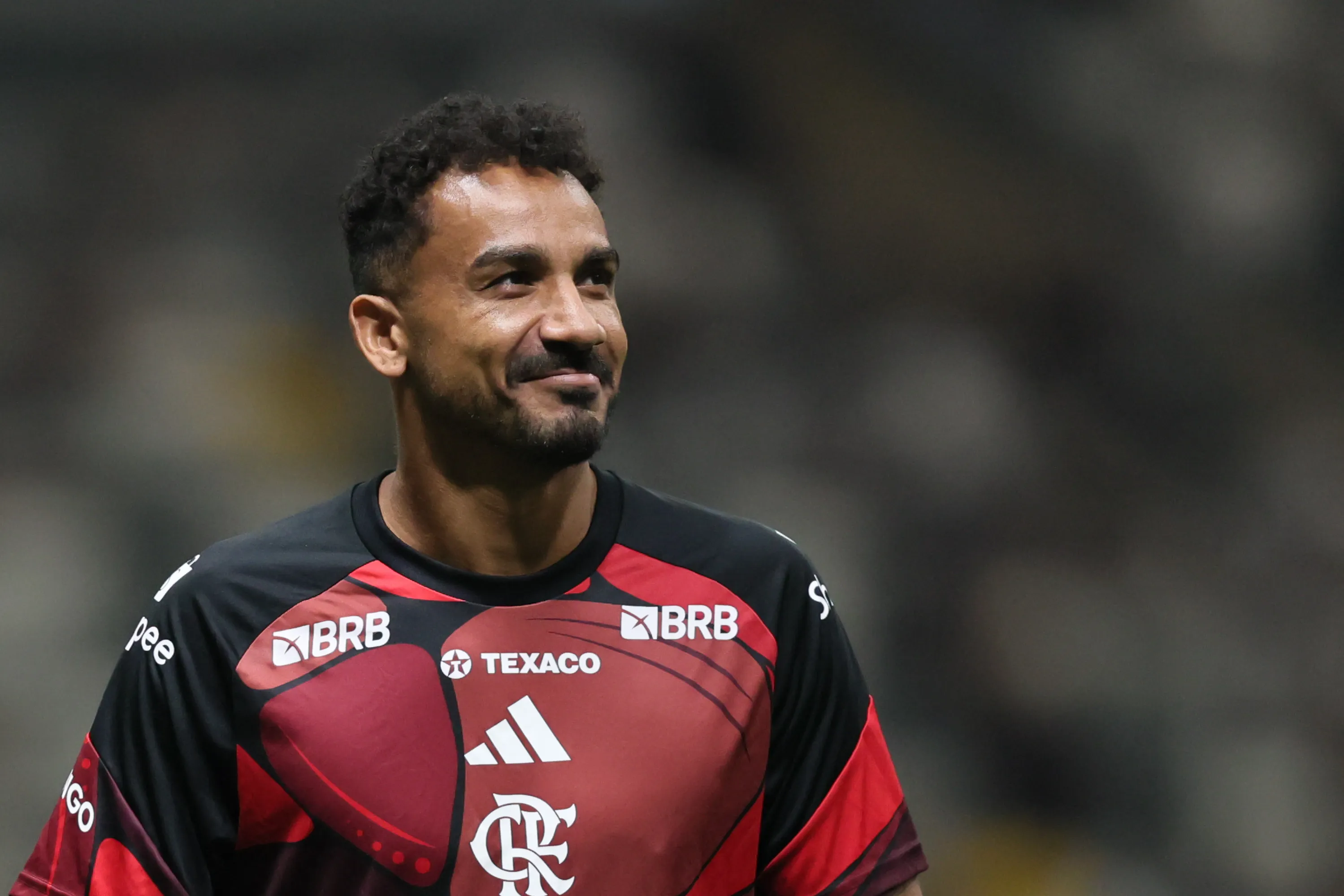 Danilo durante aquecimento antes da partida contra o Atlético-MG na Arena MRV pelo Campeonato Brasileiro 2026. Foto: Gilson Lobo/AGIF.