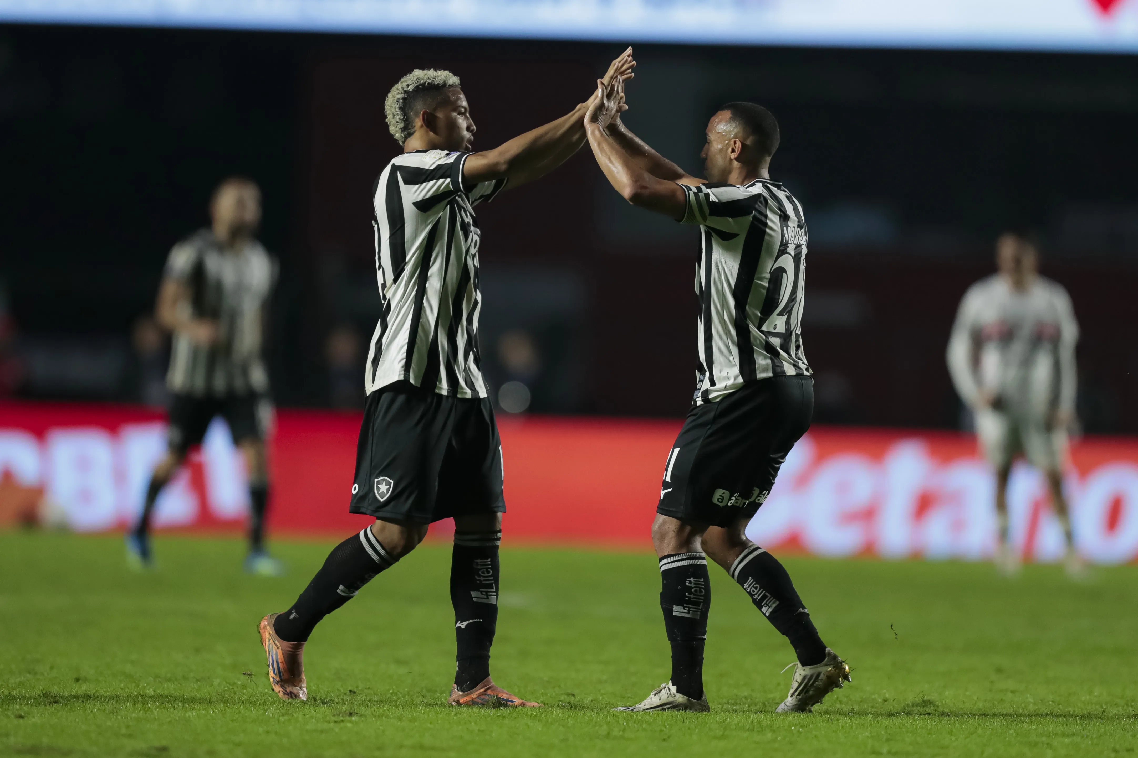 Barrera jogador do Botafogo comemora seu gol durante partida contra o Sao Paulo no estadio Morumbi pelo campeonato Brasileiro A 2026. Foto: Marco Miatelo/AGIF