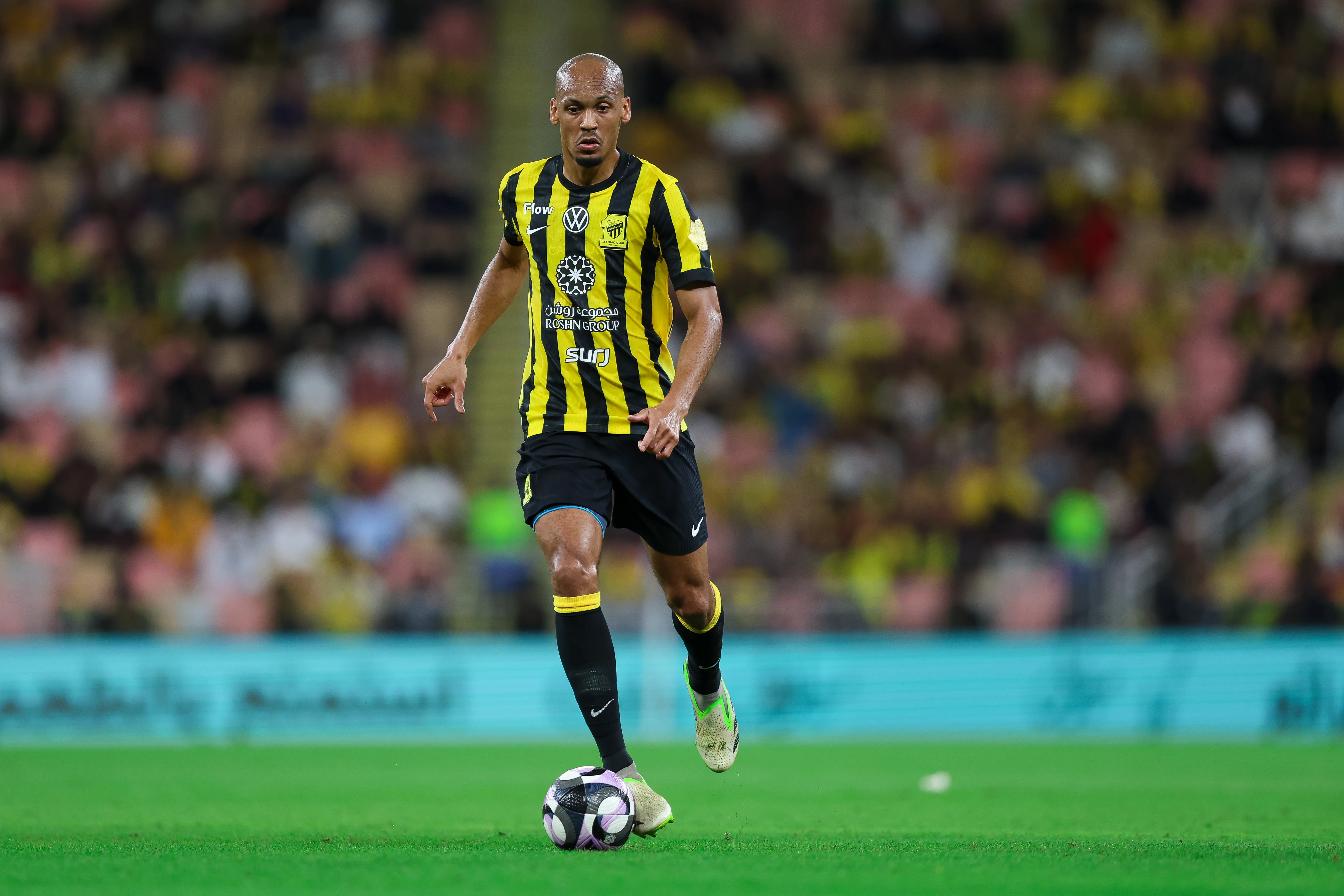 Fabinho em ação pelo Al-Ittihad. Foto: Yasser Bakhsh/Getty Images