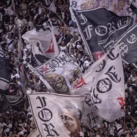 Torcida do Vasco se movimenta após derrota