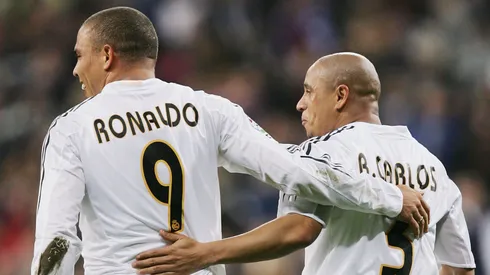 Ronaldo, do Real Madrid, comemora com Roberto Carlos após marcar um gol contra a Real Sociedad durante uma partida do Campeonato Espanhol entre Real Madrid e Real Sociedad, no Estádio Santiago Bernabéu, em 12 de dezembro de 2004, em Madri, Espanha. (Foto de Denis Doyle/Getty Images)