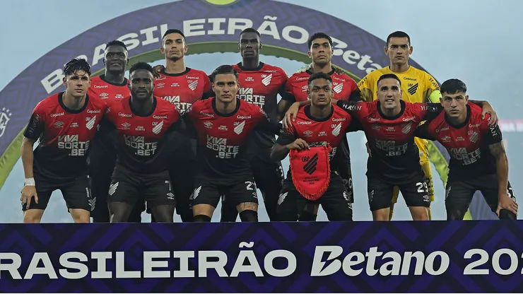 Jogadores do Athletico-PR contra o Santos no Brasileirão de 2026.